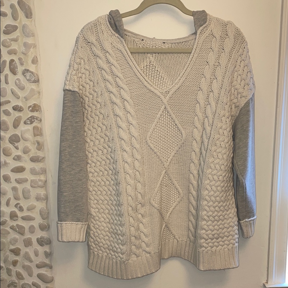 Source Unknown Cream and Gray V-Neck Sweater